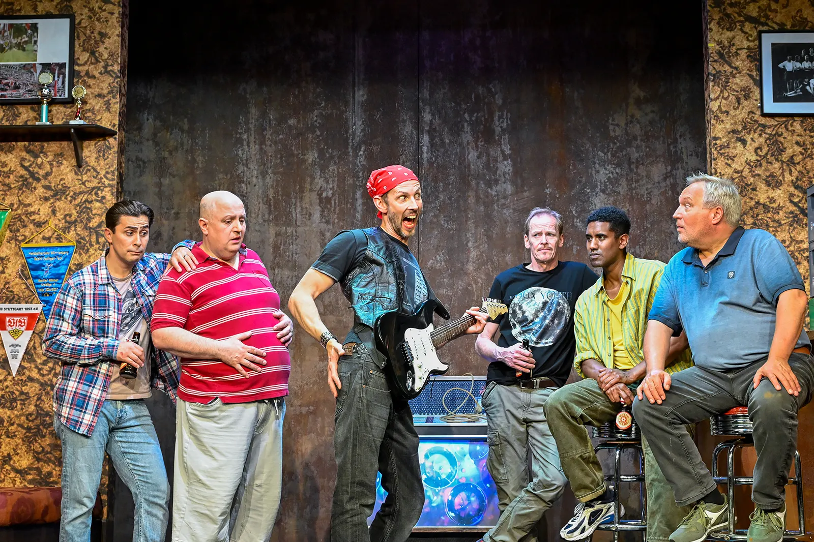 LADIES NIGHT Komödie von Stephen Sinclair und Anthony McCarten Spielzeit 2024/2025 / Premiere: 16.5.2025 Irfan Kars, Ambrogio Vinella, Gideon Rapp, Dieter Gring, Aron Keleta, Andre…