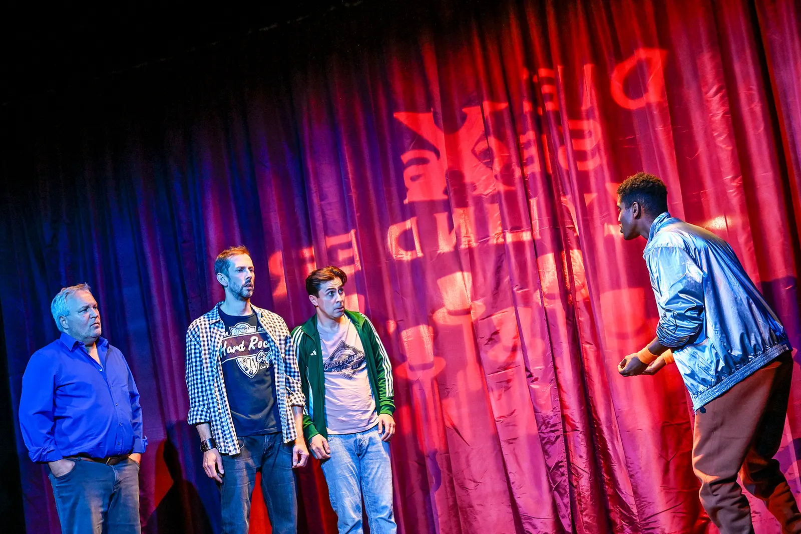 LADIES NIGHT Komödie von Stephen Sinclair und Anthony McCarten Spielzeit 2024/2025 / Premiere: 16.5.2025 Andreas Klaue, Gideon Rapp, Irfan Kars, Aron Keleta Foto: Tobias Metz