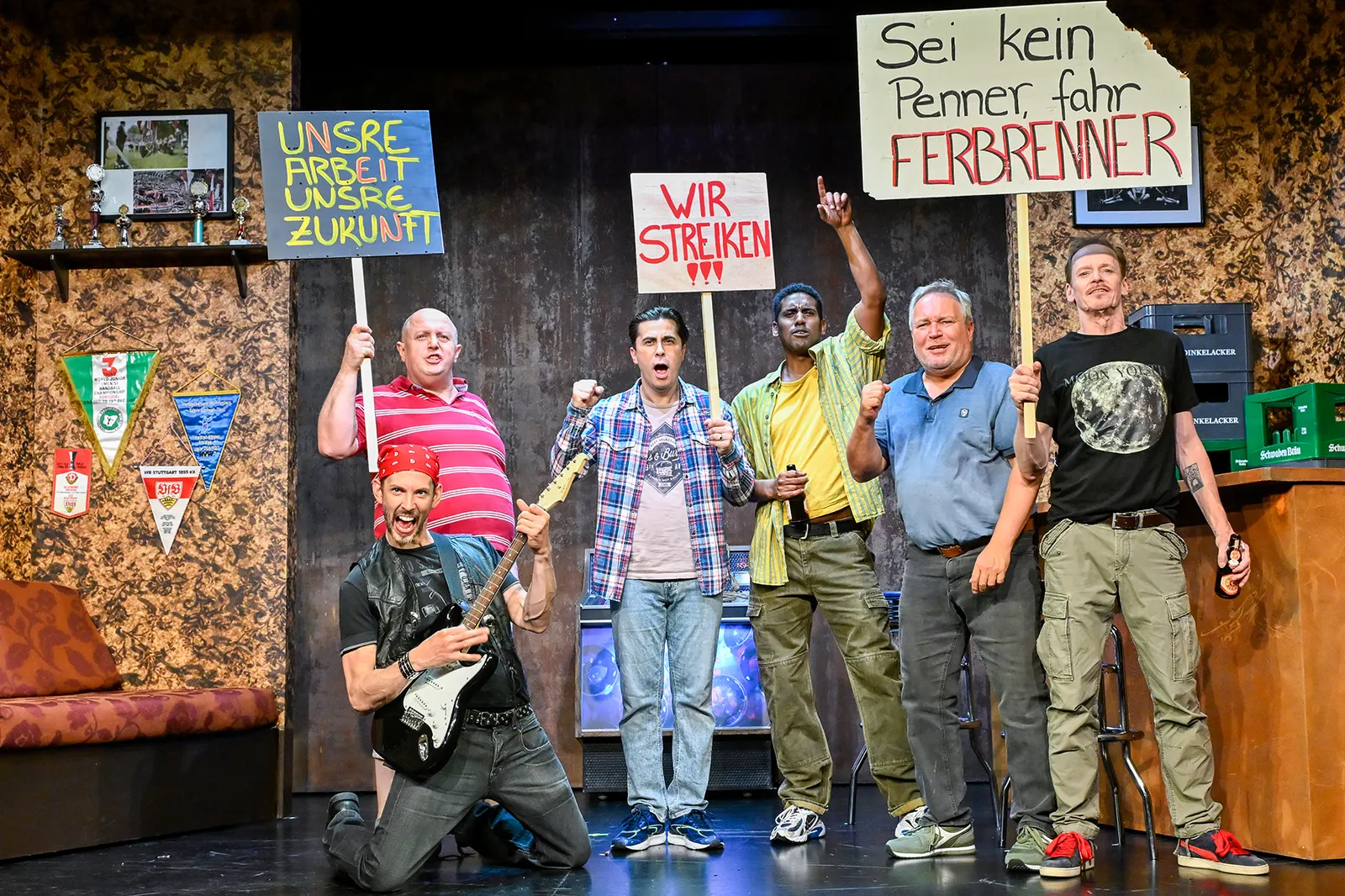 LADIES NIGHT Komödie von Stephen Sinclair und Anthony McCarten Spielzeit 2024/2025 / Premiere: 16.5.2025 Gideon Rapp, Ambrogio Vinella, Irfan Kars, Aron Keleta, Andreas Klaue, Diet…
