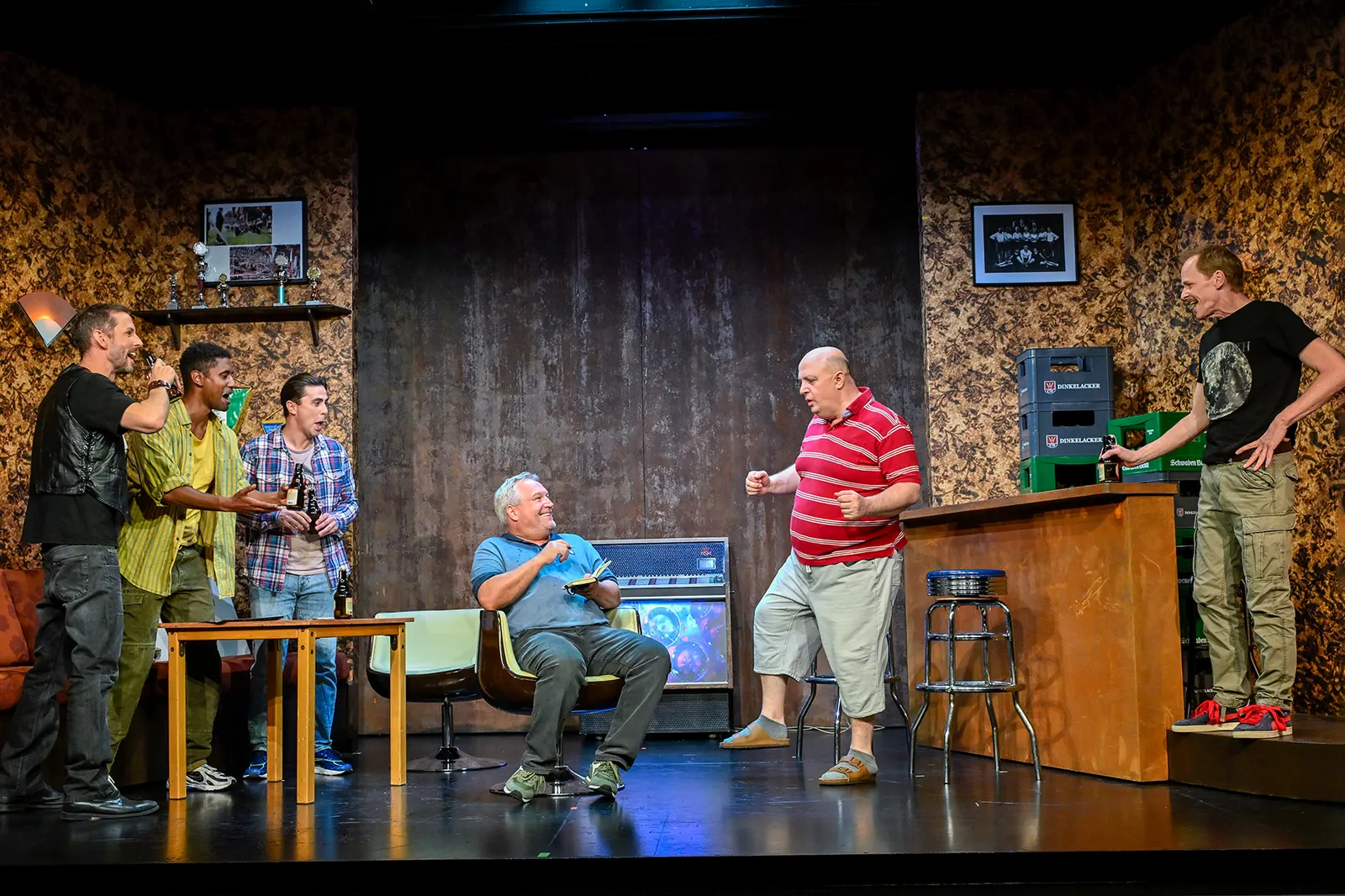 LADIES NIGHT Komödie von Stephen Sinclair und Anthony McCarten Spielzeit 2024/2025 / Premiere: 16.5.2025 Gideon Rapp, Aron Keleta, Irfan Kars, Andreas Klaue, Ambrogio Vinella, Diet…