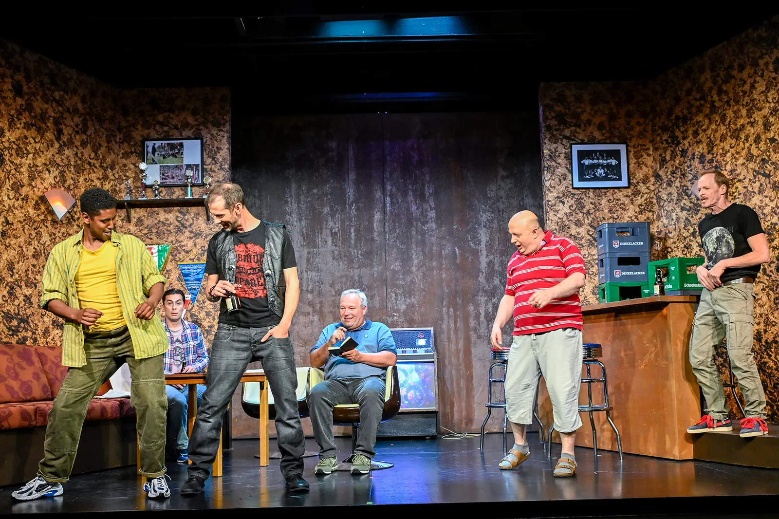 LADIES NIGHT Komödie von Stephen Sinclair und Anthony McCarten Spielzeit 2024/2025 / Premiere: 16.5.2025 Aron Keleta, Irfan Kars, Gideon Rapp, Andreas Klaue, Ambrogio Vinella, Diet…