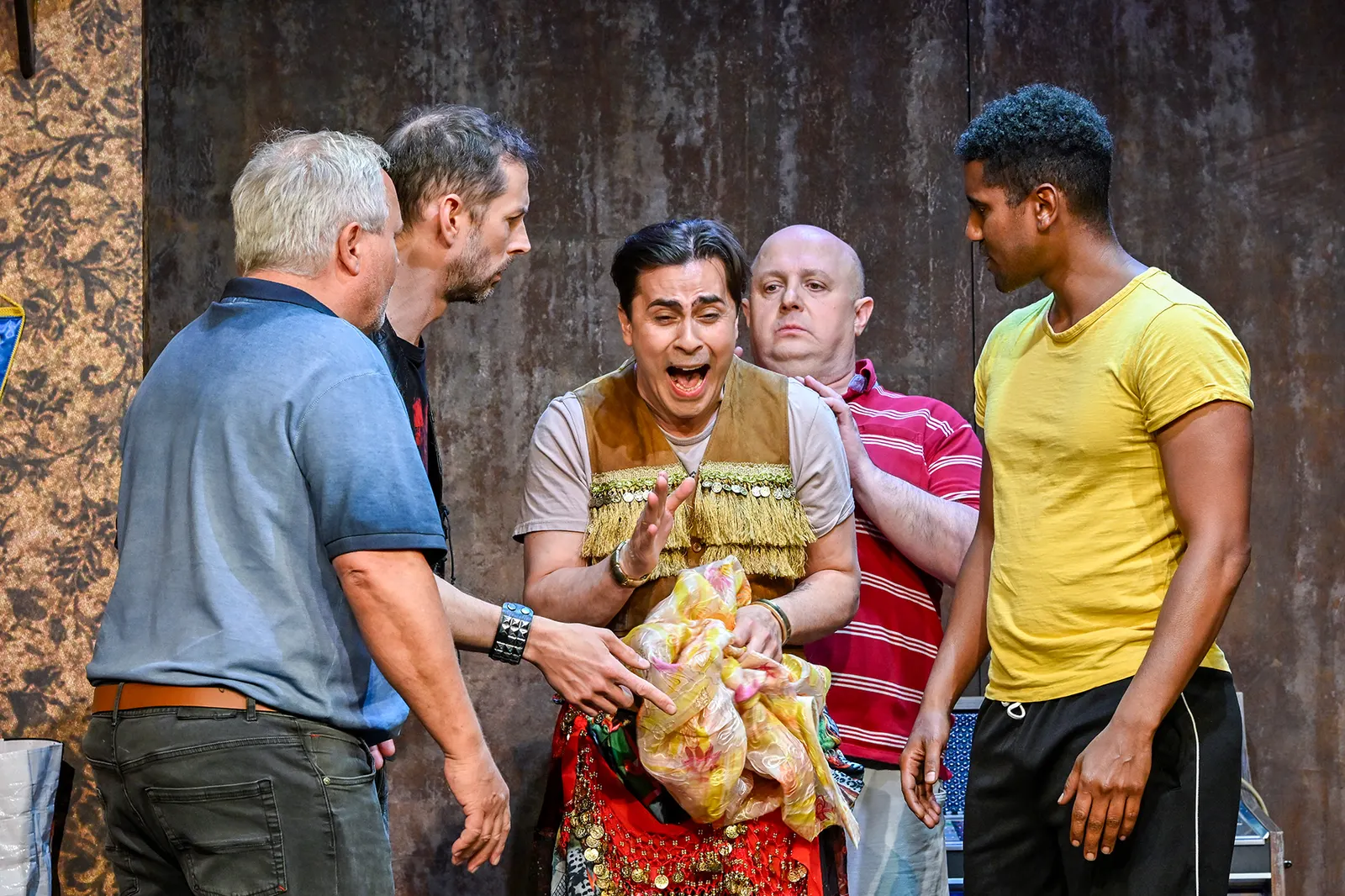 LADIES NIGHT Komödie von Stephen Sinclair und Anthony McCarten Spielzeit 2024/2025 / Premiere: 16.5.2025 Andreas Klaue, Gideon Rapp, Irfan Kars, Ambrogio Vinella, Aron Keleta Foto:…