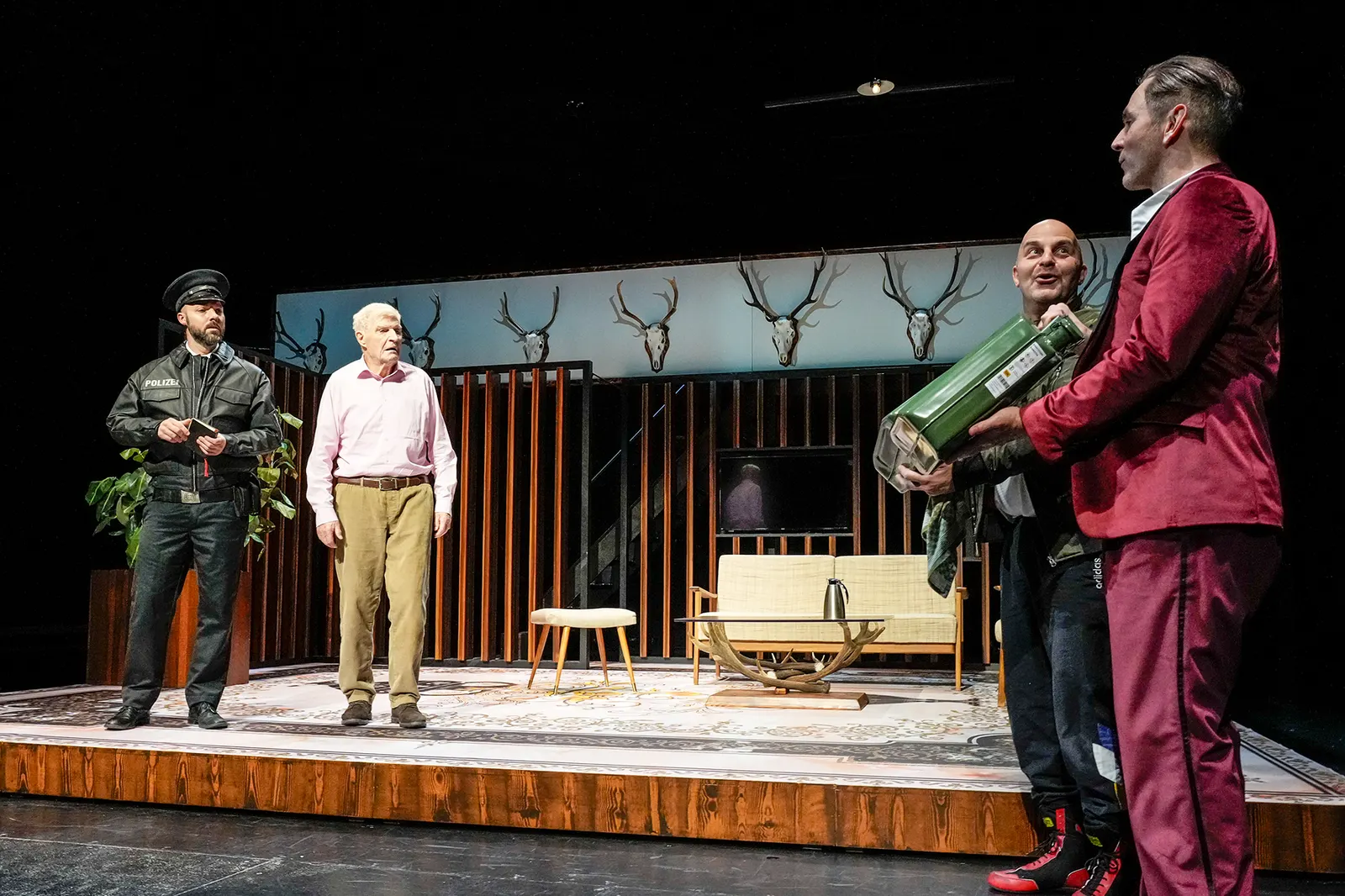 BIEDERMANN UND DIE BRANDSTIFTER Ein Lehrstück ohne Lehre von Max Frisch Spielzeit 2024/2025 / Premiere: 25.10.2024 Christian Werner, Peter Bause, Oliver Burkia, Jan Henning Kraus F…