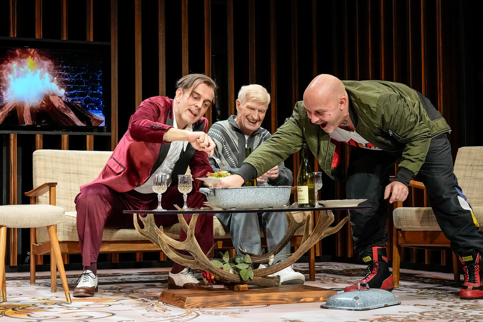BIEDERMANN UND DIE BRANDSTIFTER Ein Lehrstück ohne Lehre von Max Frisch Spielzeit 2024/2025 / Premiere: 25.10.2024 Jan Henning Kraus, Peter Bause, Oliver Burkia Foto: Tobias Metz