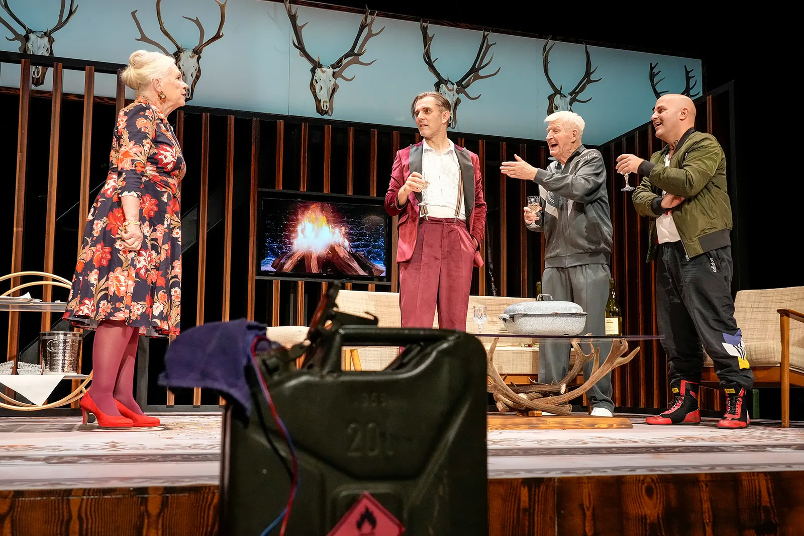 BIEDERMANN UND DIE BRANDSTIFTER Ein Lehrstück ohne Lehre von Max Frisch Spielzeit 2024/2025 / Premiere: 25.10.2024 Hellena Büttner, Jan Henning Kraus, Peter Bause, Oliver Burkia Fo…