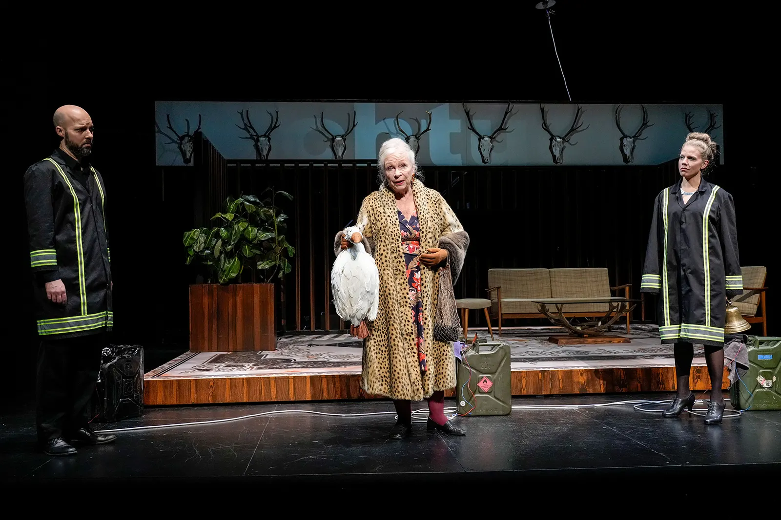 BIEDERMANN UND DIE BRANDSTIFTER Ein Lehrstück ohne Lehre von Max Frisch Spielzeit 2024/2025 / Premiere: 25.10.2024 Christian Werner, Hellena Büttner, Dorothée Kahler Foto: Tobias M…