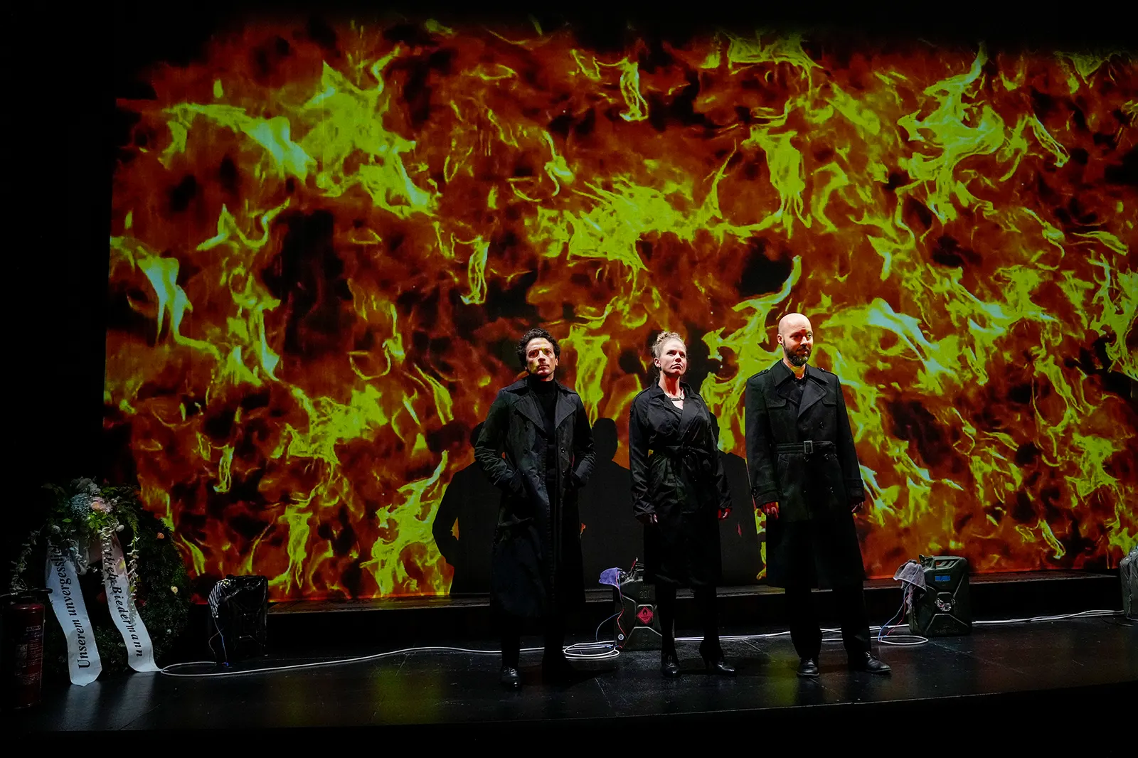 BIEDERMANN UND DIE BRANDSTIFTER Ein Lehrstück ohne Lehre von Max Frisch Spielzeit 2024/2025 / Premiere: 25.10.2024 Harald Hauber, Dorothée Kahler, Christian Werner Foto: Tobias Met…