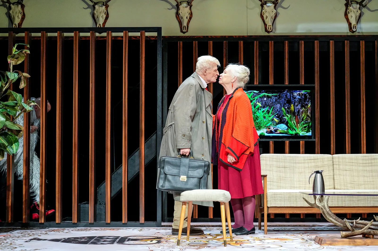 BIEDERMANN UND DIE BRANDSTIFTER Ein Lehrstück ohne Lehre von Max Frisch Spielzeit 2024/2025 / Premiere: 25.10.2024 Peter Bause, Hellena Büttner Foto: Tobias Metz