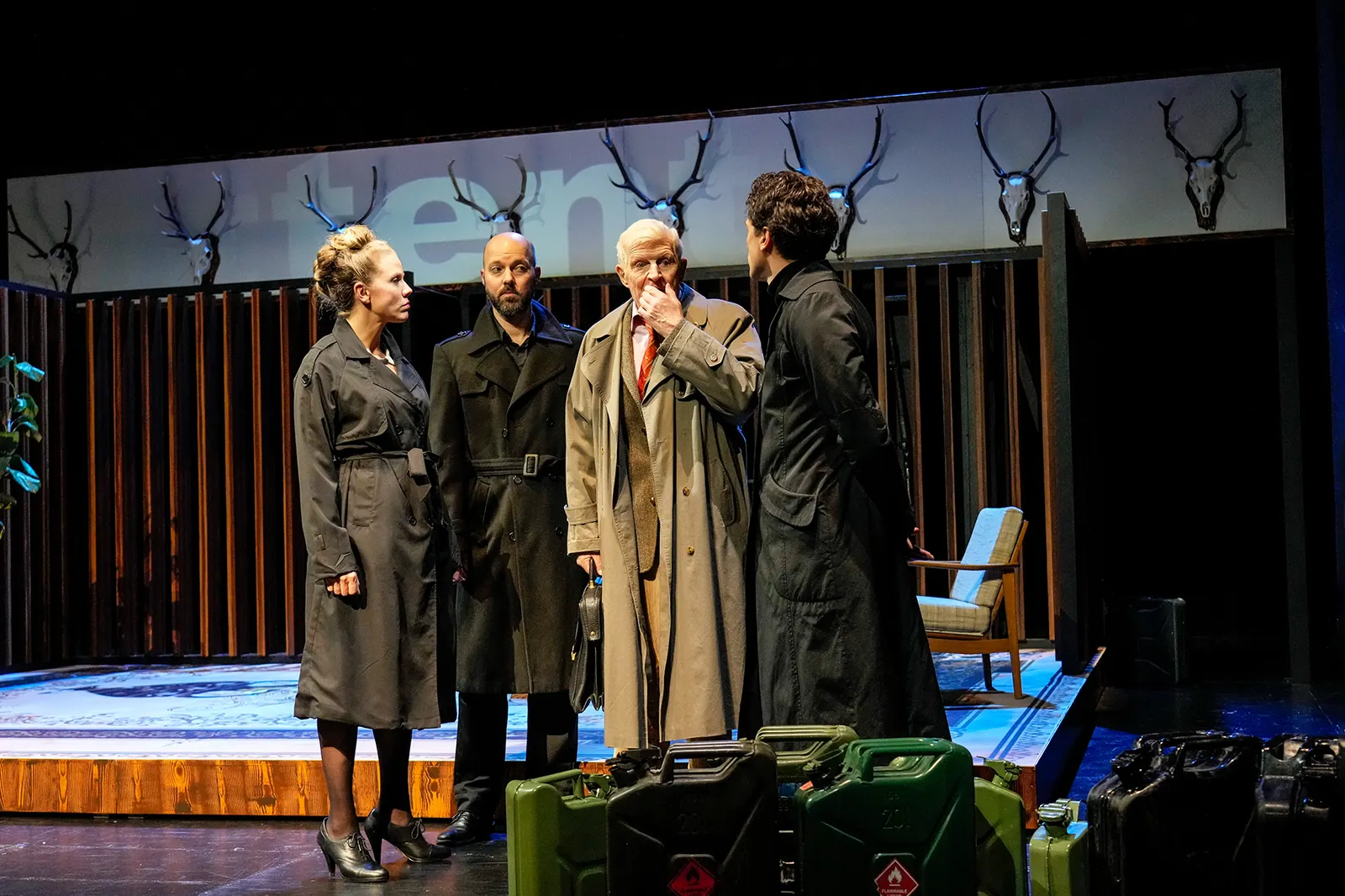 BIEDERMANN UND DIE BRANDSTIFTER Ein Lehrstück ohne Lehre von Max Frisch Spielzeit 2024/2025 / Premiere: 25.10.2024 Dorothée Kahler, Christian Werner, Peter Bause, Harald Hauber Fot…