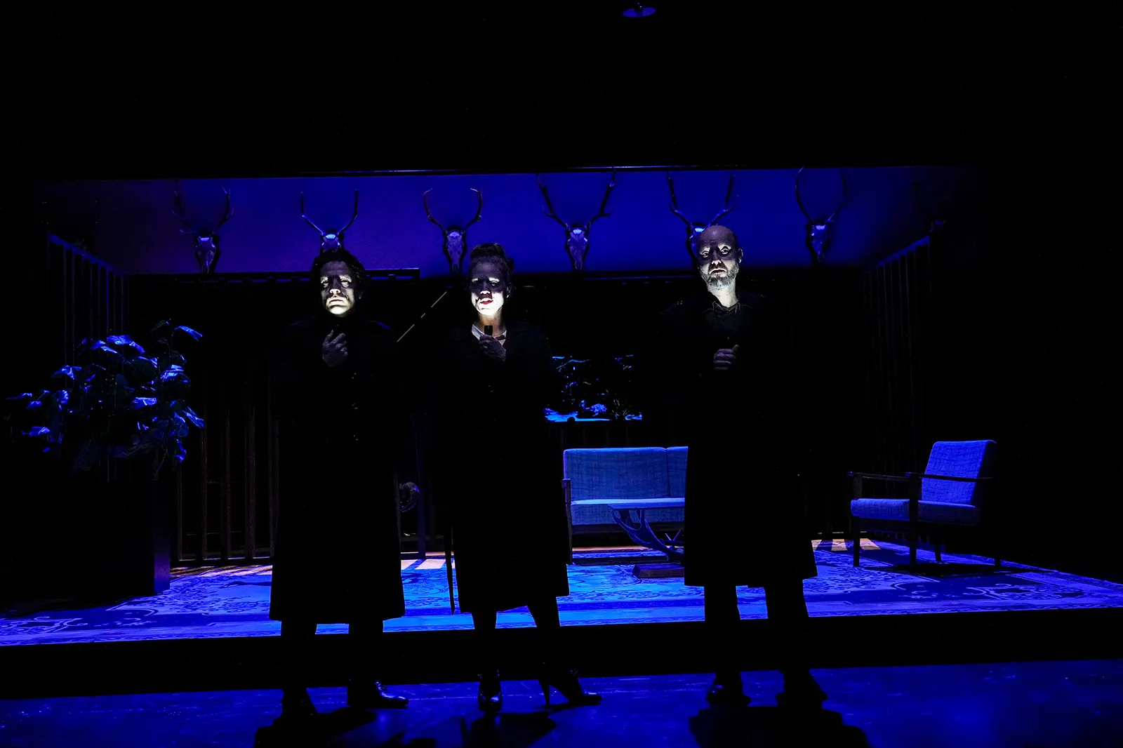 BIEDERMANN UND DIE BRANDSTIFTER Ein Lehrstück ohne Lehre von Max Frisch Spielzeit 2024/2025 / Premiere: 25.10.2024 Harald Hauber, Dorothée Kahler, Christian Werner Foto: Tobias Met…
