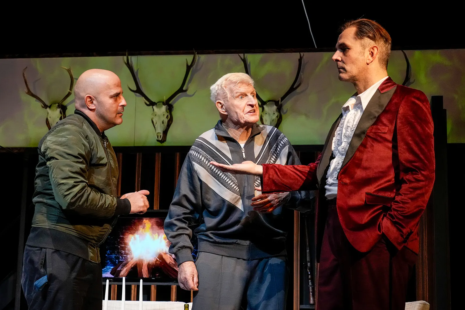 BIEDERMANN UND DIE BRANDSTIFTER Ein Lehrstück ohne Lehre von Max Frisch Spielzeit 2024/2025 / Premiere: 25.10.2024 Oliver Burkia, Peter Bause, Jan Henning Kraus Foto: Tobias Metz