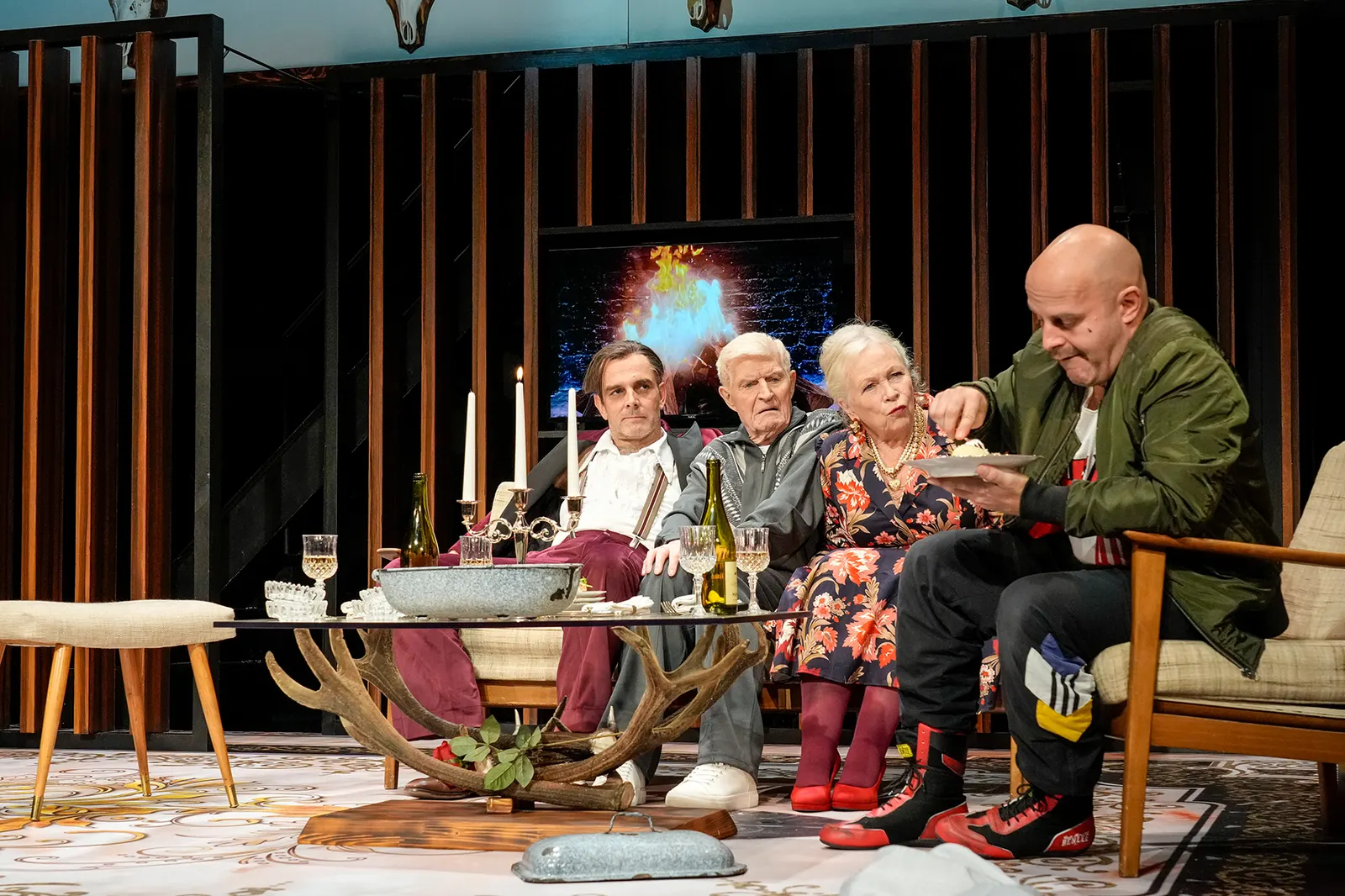 BIEDERMANN UND DIE BRANDSTIFTER Ein Lehrstück ohne Lehre von Max Frisch Spielzeit 2024/2025 / Premiere: 25.10.2024 Jan Henning Kraus, Peter Bause, Hellena Büttner, Oliver Burkia Fo…