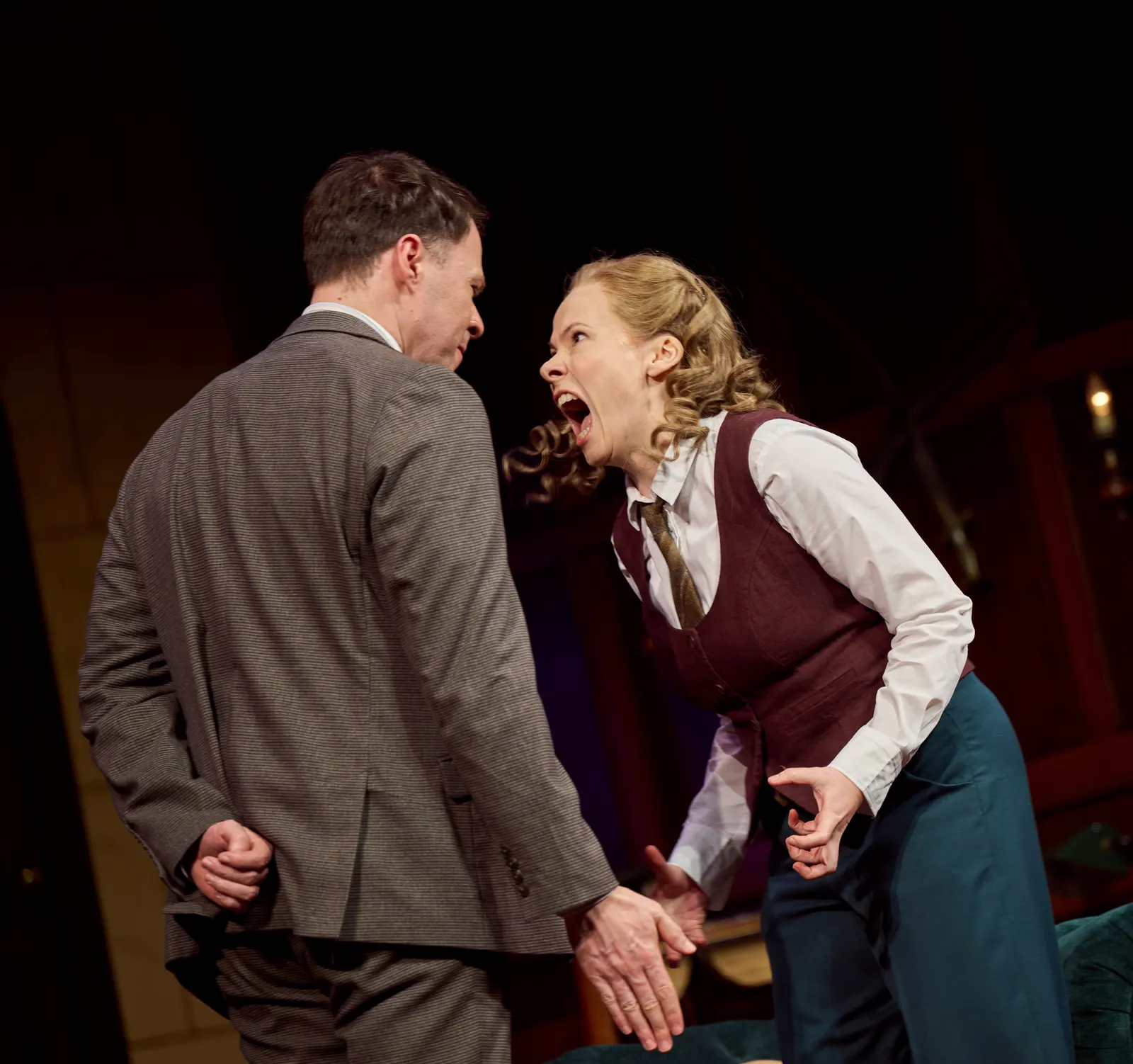 “Die Mausefalle” Krimi von Agatha Christie Spielzeit 2024/2025 / Premiere: 14.3.2025 Stefan Müller-Doriat, Anne Leßmeister Foto: Martin Sigmund