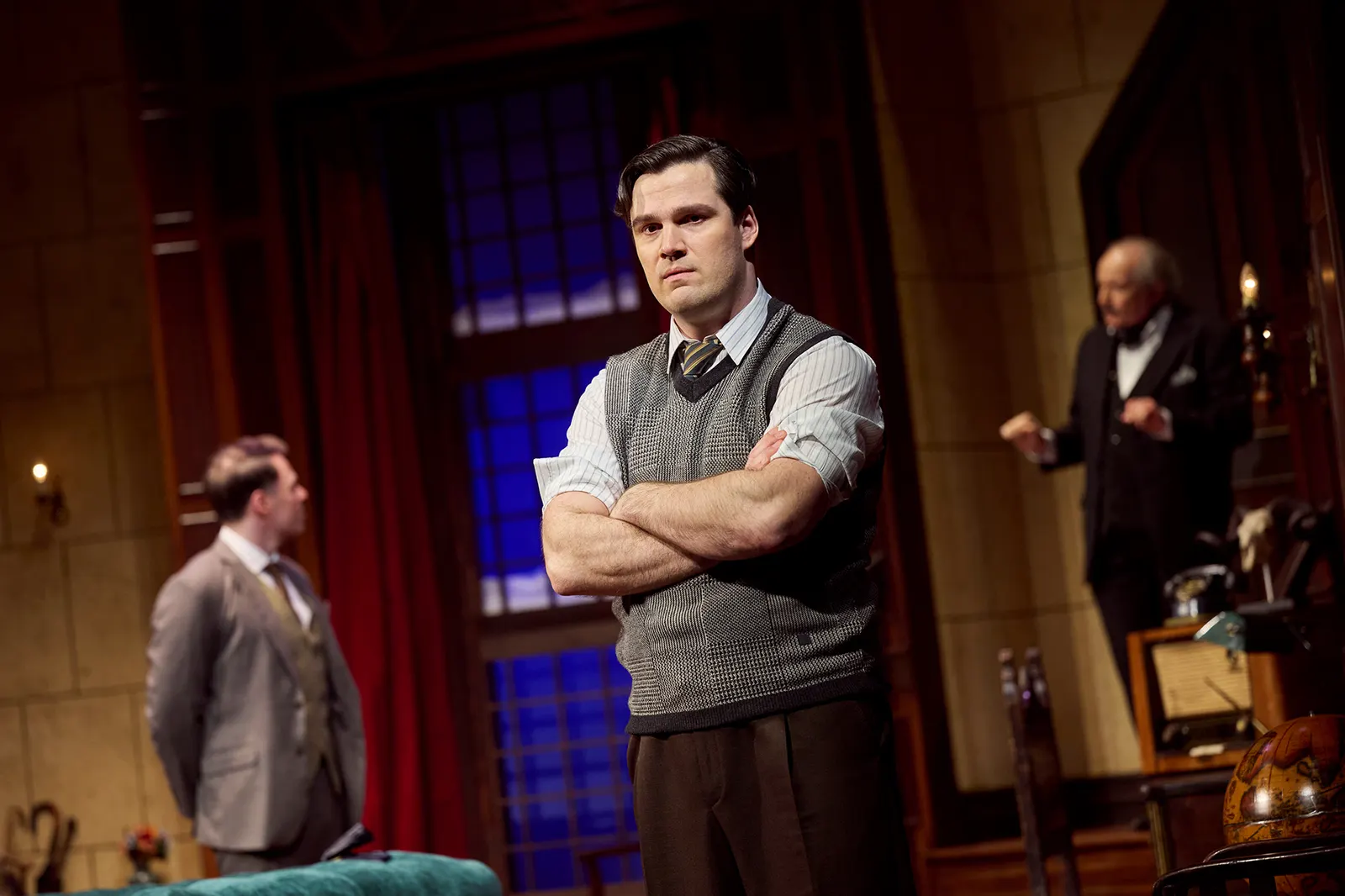 “Die Mausefalle” Krimi von Agatha Christie Spielzeit 2024/2025 / Premiere: 14.3.2025 Stefan Müller-Doriat, Sebastian Volk, Peter Kaghanovitch Foto: Martin Sigmund