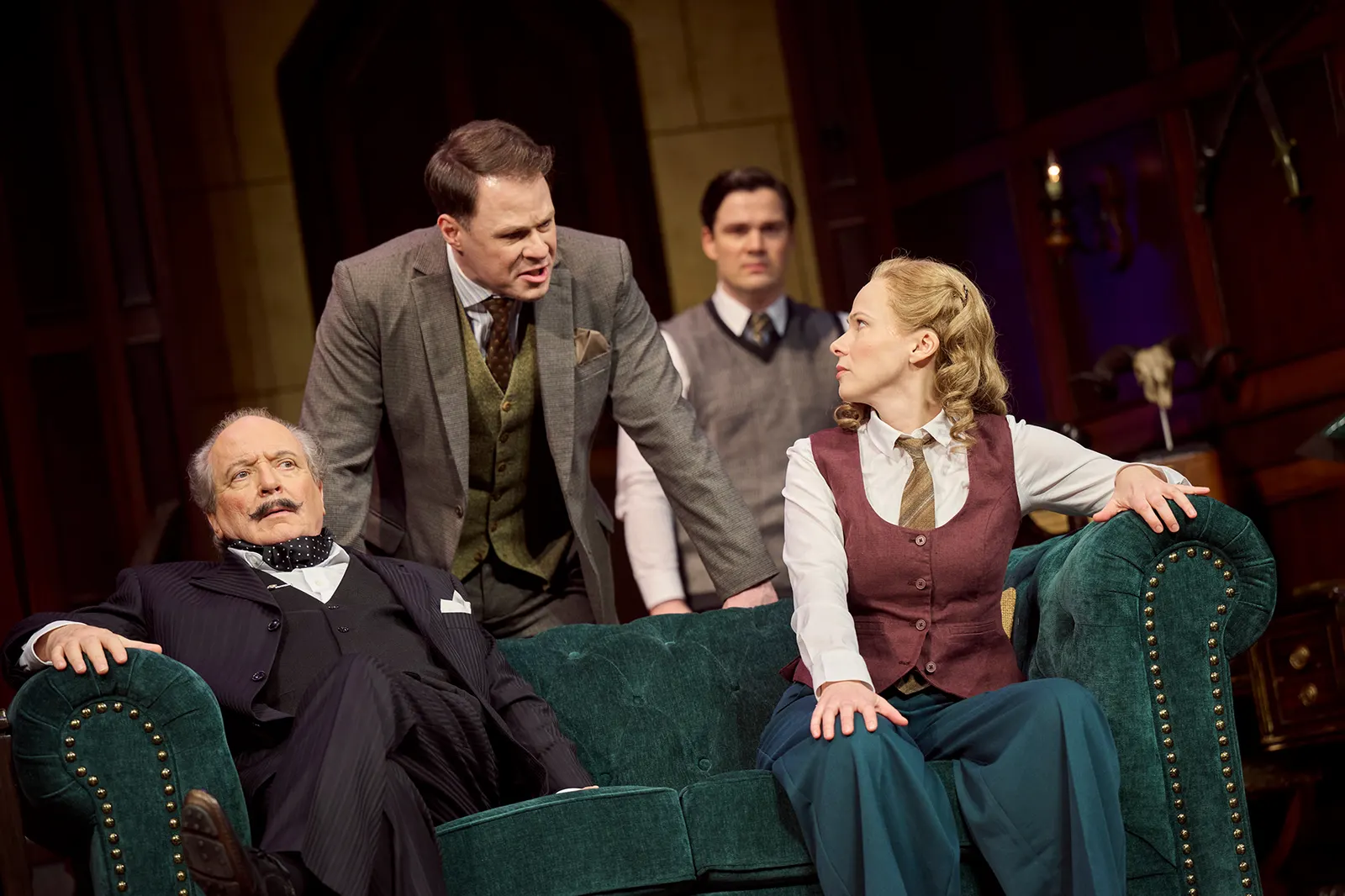 “Die Mausefalle” Krimi von Agatha Christie Spielzeit 2024/2025 / Premiere: 14.3.2025 Peter Kaghanovitch, Stefan Müller-Doriat, Sebastian Volk, Anne Leßmeister Foto: Martin Sigmund