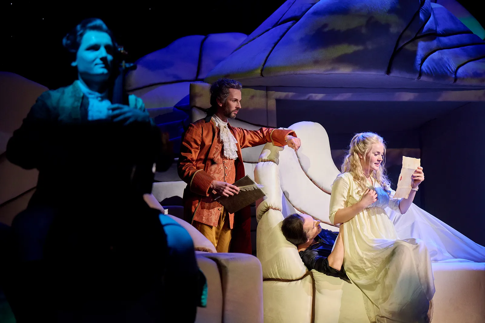 GEFÄHRLICHE LIEBSCHAFTEN Schauspiel von Christopher Hampton Spielzeit 2024/2025 / Premiere: 13.9.2024 v. links: Benedikt Haefner, Gideon Rapp, Sven Mattke, Eva Gerngroß Foto: Marti…