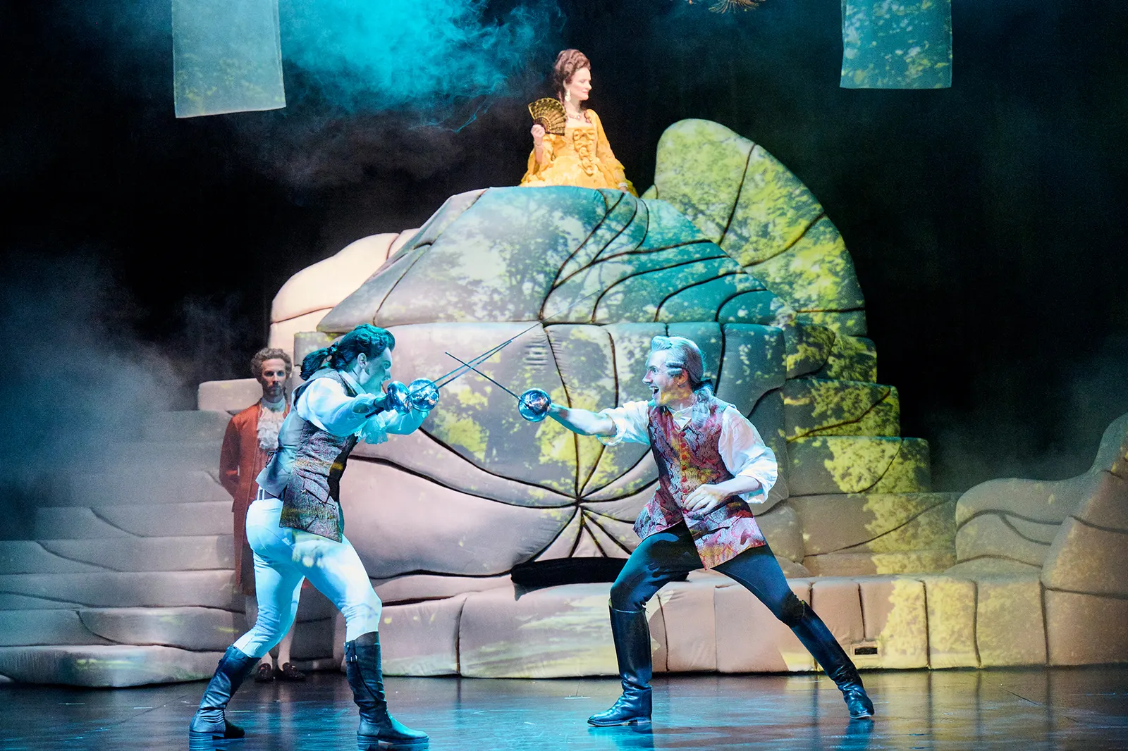 GEFÄHRLICHE LIEBSCHAFTEN Schauspiel von Christopher Hampton Spielzeit 2024/2025 / Premiere: 13.9.2024 v. links: Gideon Rapp, Benedikt Haefner, Lisa Wildmann, Sven Mattke Foto: Mart…
