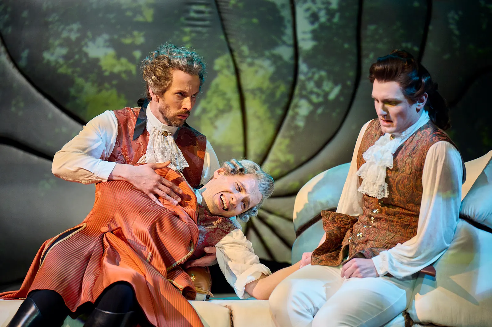 GEFÄHRLICHE LIEBSCHAFTEN Schauspiel von Christopher Hampton Spielzeit 2024/2025 / Premiere: 13.9.2024 v. links: Gideon Rapp, Sven Mattke, Benedikt Haefner Foto: Martin Sigmund