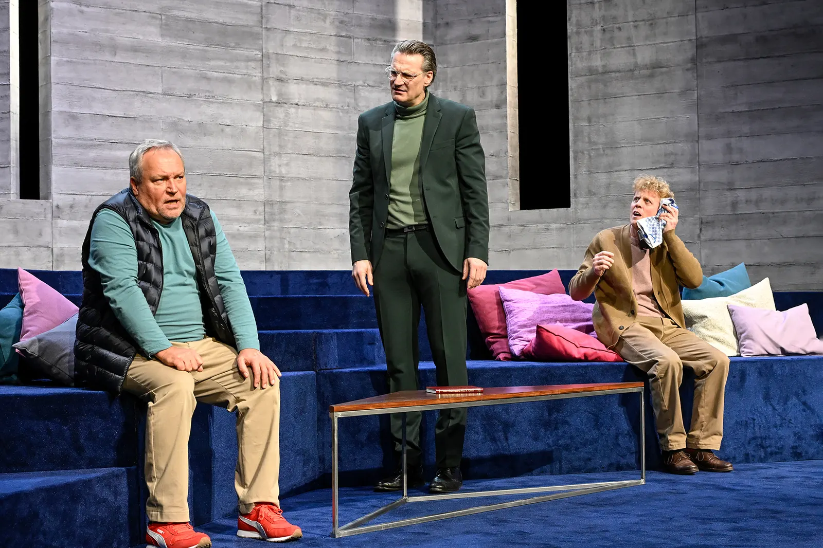 “KUNST” Komödie von Yasmina Reza Spielzeit 2024/2025 / Premiere: 31.1.2025 Andreas Klaue, Ralf Stech, Marius Hubel Foto: Tobias Metz