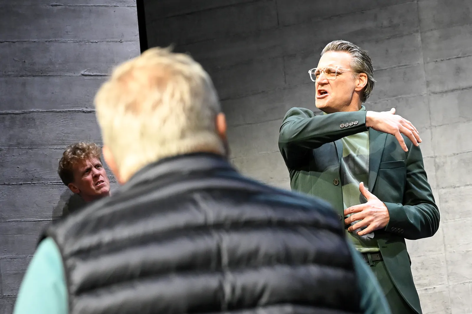 “KUNST” Komödie von Yasmina Reza Spielzeit 2024/2025 / Premiere: 31.1.2025 Marius Hubel, Andreas Klaue, Ralf Stech Foto: Tobias Metz