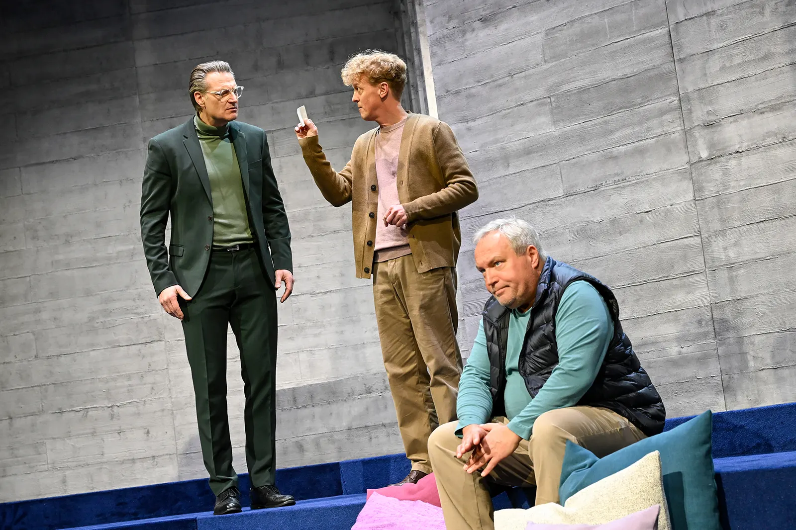 “KUNST” Komödie von Yasmina Reza Spielzeit 2024/2025 / Premiere: 31.1.2025 Ralf Stech, Marius Hubel, Andreas Klaue Foto: Tobias Metz