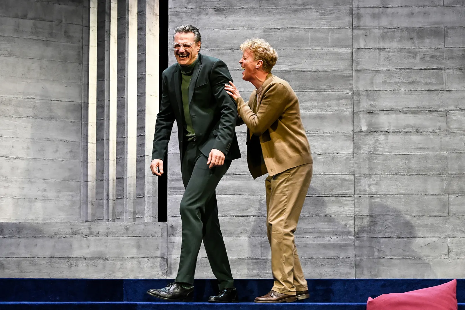 “KUNST” Komödie von Yasmina Reza Spielzeit 2024/2025 / Premiere: 31.1.2025 Ralf Stech, Marius Hubel Foto: Tobias Metz