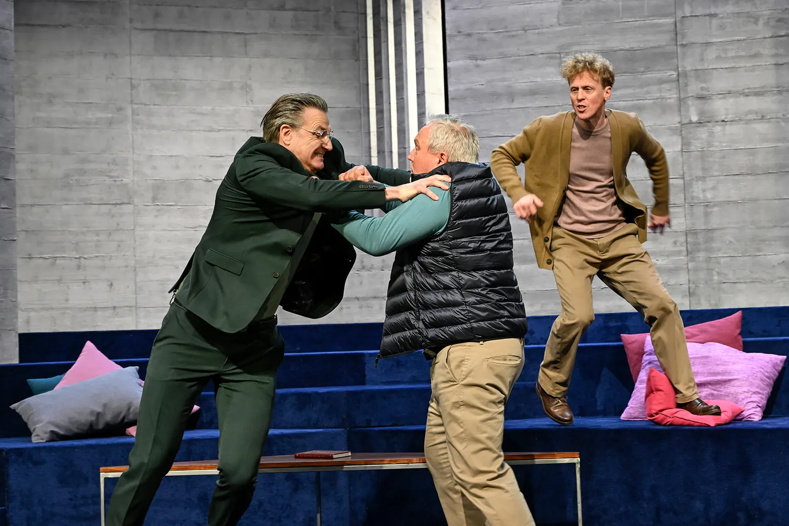 “KUNST” Komödie von Yasmina Reza Spielzeit 2024/2025 / Premiere: 31.1.2025 Ralf Stech, Andreas Klaue. Marius Hubel Foto: Tobias Metz