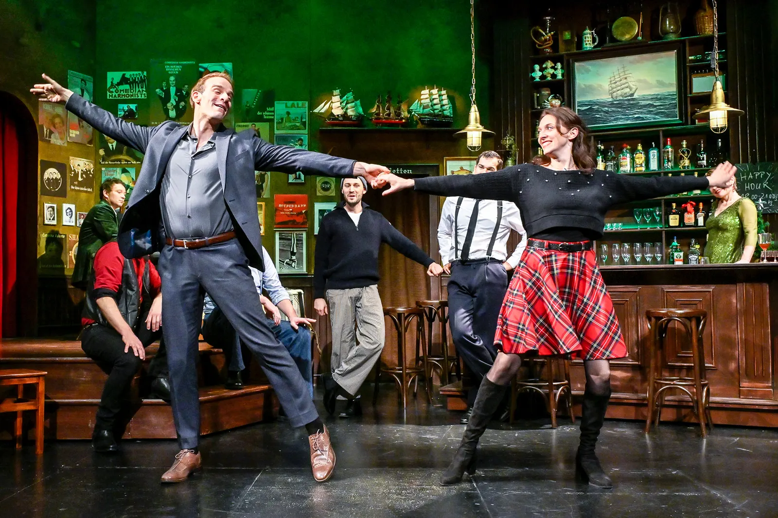 SEEMANNSGARN (Uraufführung) Singspiel von Frank-Lorenz Engel, nach einer Idee von Axel Preuß Spielzeit 2024/2025 / Premiere: 6.12.2024 Lénárd Kókai, Birgit Reutter im Hintergrund: …
