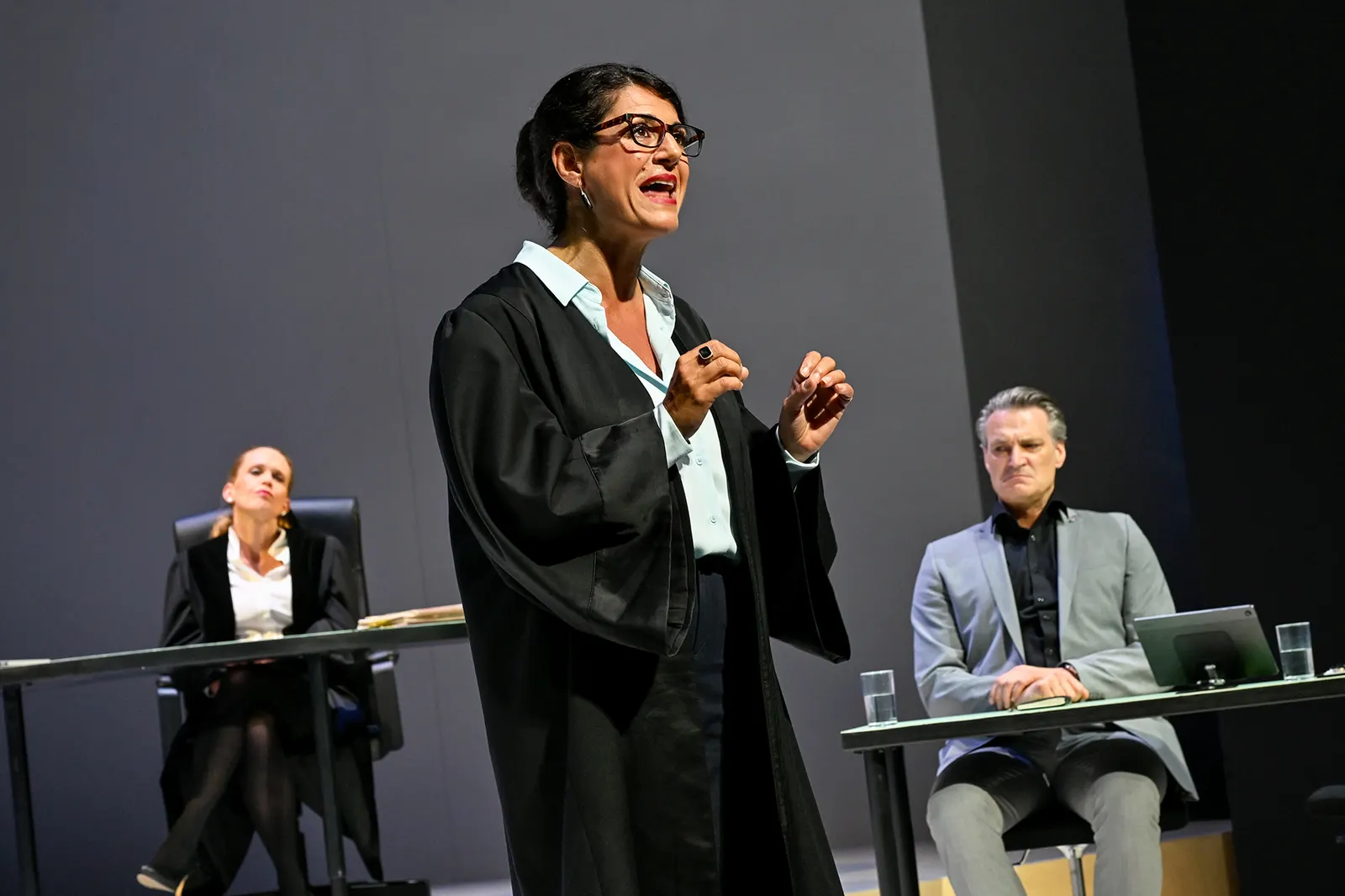 SIE SAGT. ER SAGT. Theaterstück von Ferdinand von Schirach Deutsche Erstaufführung Spielzeit 2024/2025 / Premiere: 13.6.2025 Stefanie Klimkait, Selda Falke, Ralf Stech Foto: Tobias…