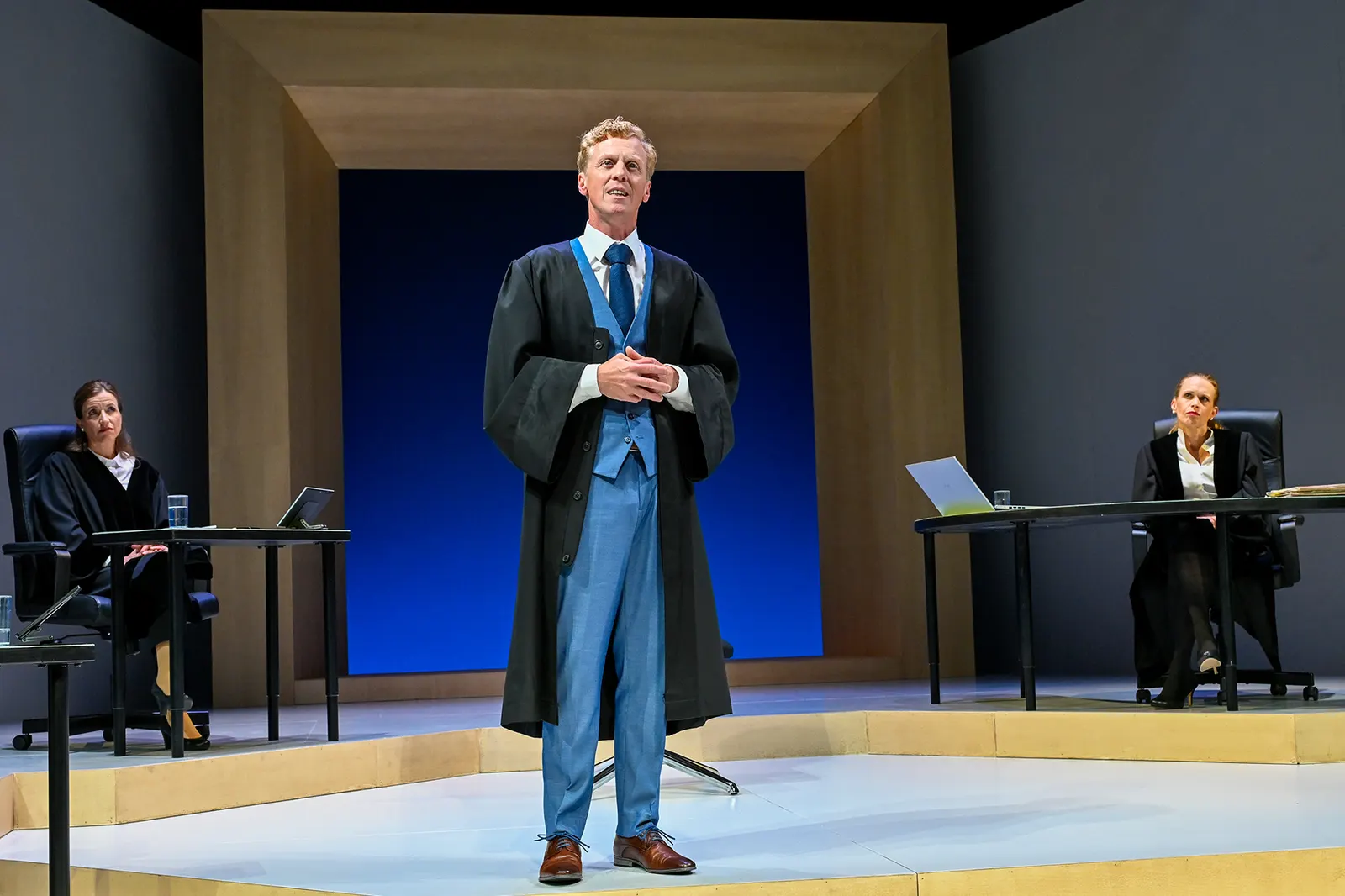 SIE SAGT. ER SAGT. Theaterstück von Ferdinand von Schirach Deutsche Erstaufführung Spielzeit 2024/2025 / Premiere: 13.6.2025 Maja Müller, Marius Hubel, Stefanie Klimkait Foto: Tobi…