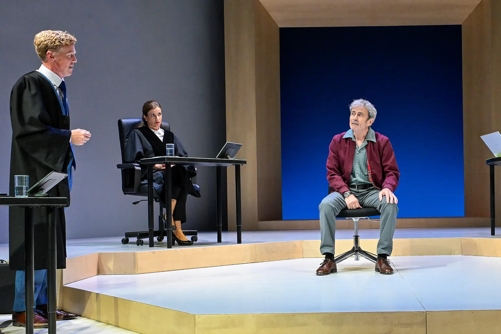 SIE SAGT. ER SAGT. Theaterstück von Ferdinand von Schirach Deutsche Erstaufführung Spielzeit 2024/2025 / Premiere: 13.6.2025 Marius Hubel, Maja Müller, Ivaylo Dochev Foto: Tobias M…