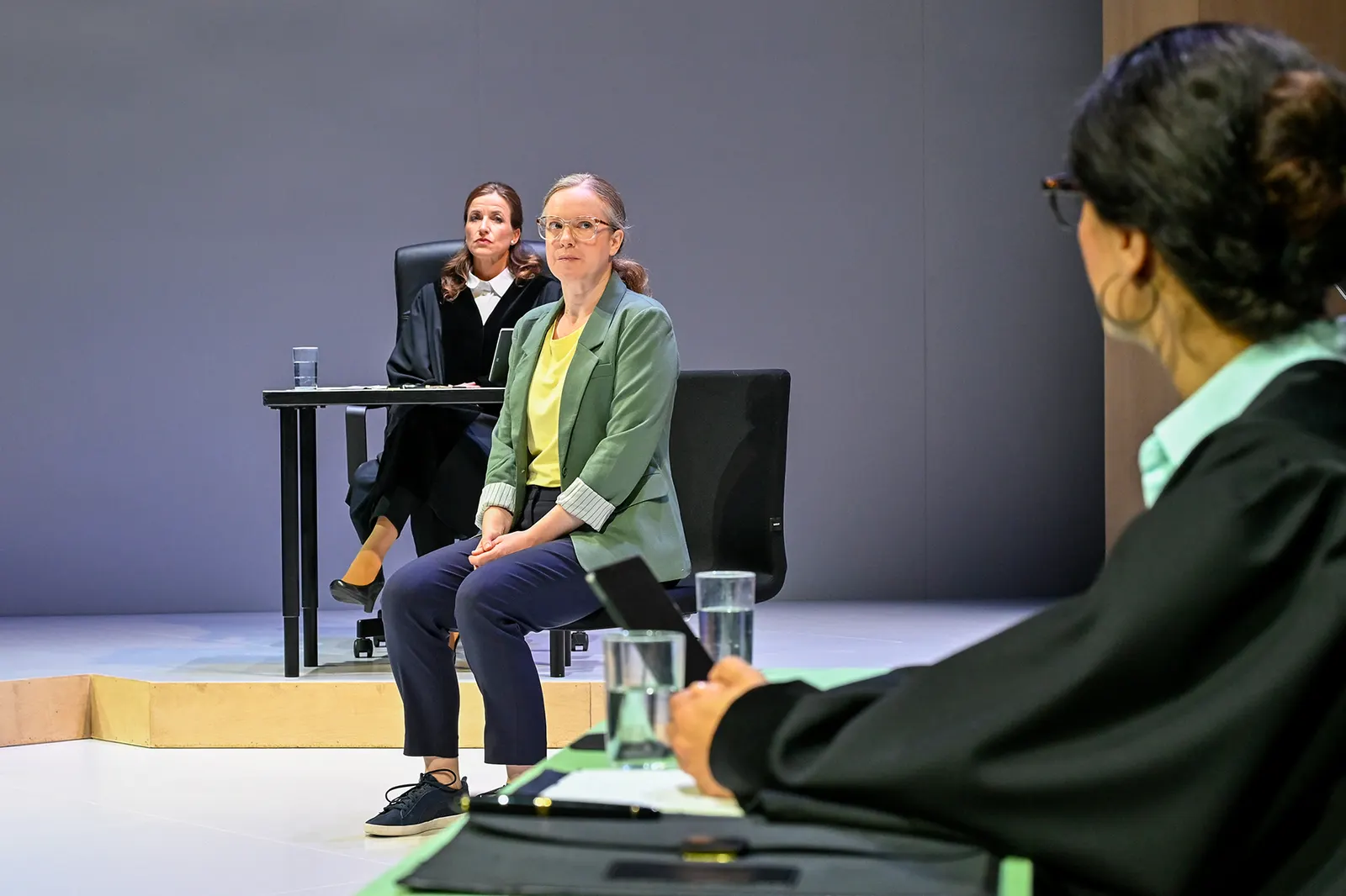 SIE SAGT. ER SAGT. Theaterstück von Ferdinand von Schirach Deutsche Erstaufführung Spielzeit 2024/2025 / Premiere: 13.6.2025 Maja Müller, Magdalena Flade, Selda Falke Foto: Tobias …