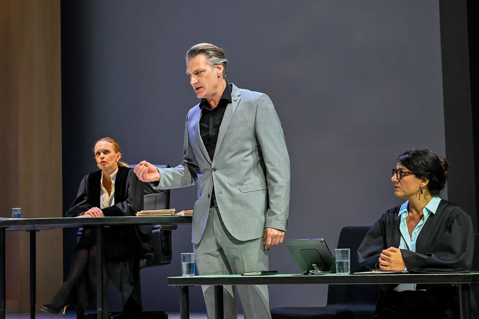 SIE SAGT. ER SAGT. Theaterstück von Ferdinand von Schirach Deutsche Erstaufführung Spielzeit 2024/2025 / Premiere: 13.6.2025 Stefanie Klimkait, Ralf Stech, Selda Falke Foto: Tobias…
