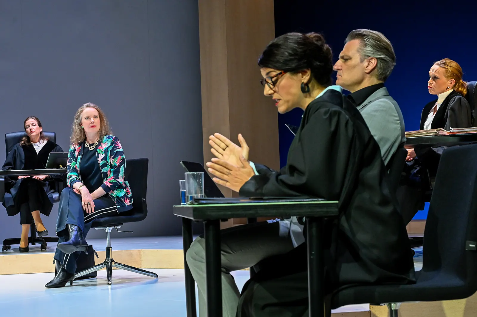 SIE SAGT. ER SAGT. Theaterstück von Ferdinand von Schirach Deutsche Erstaufführung Spielzeit 2024/2025 / Premiere: 13.6.2025 Maja Müller, Magdalena Flade, Selda Falke, Ralf Stech, …