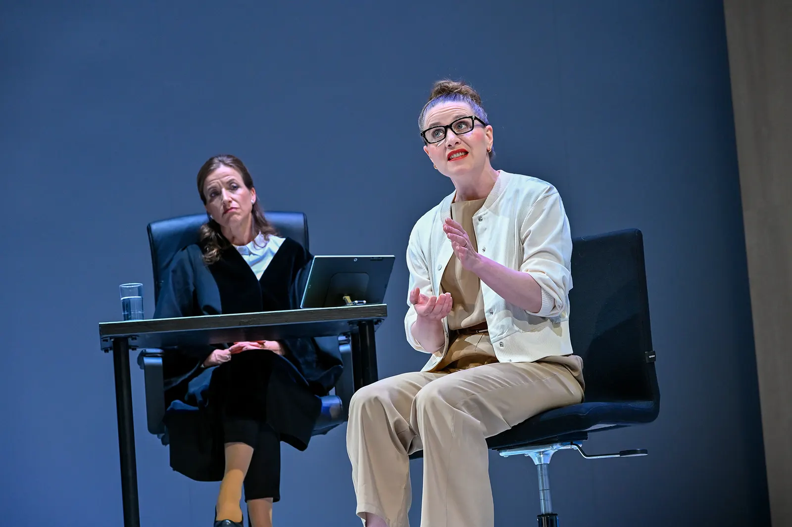 SIE SAGT. ER SAGT. Theaterstück von Ferdinand von Schirach Deutsche Erstaufführung Spielzeit 2024/2025 / Premiere: 13.6.2025 Maja Müller, Sabine Christiane Dotzer Foto: Tobias Metz