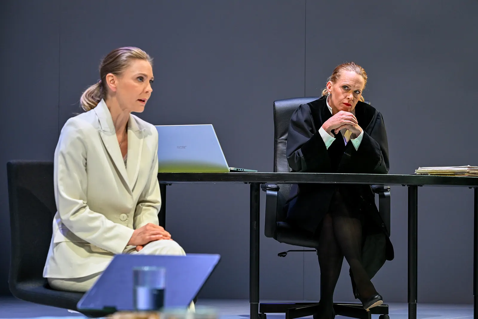 SIE SAGT. ER SAGT. Theaterstück von Ferdinand von Schirach Deutsche Erstaufführung Spielzeit 2024/2025 / Premiere: 13.6.2025 Sabine Fürst, Stefanie Klimkait Foto: Tobias Metz