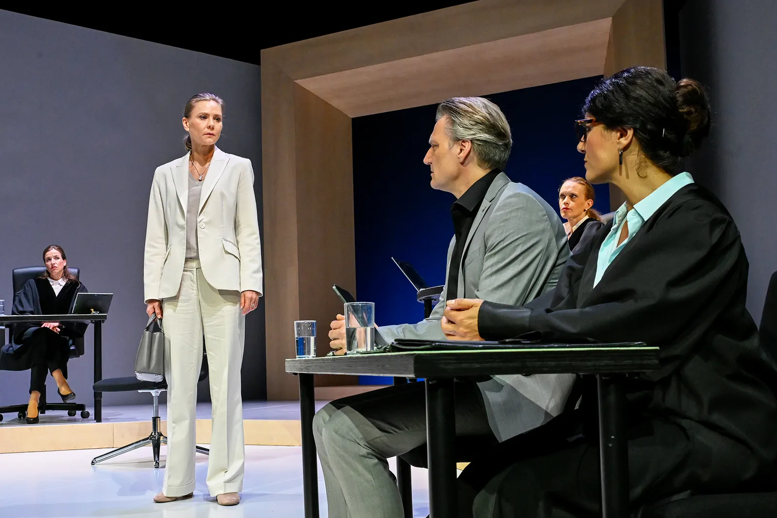 SIE SAGT. ER SAGT. Theaterstück von Ferdinand von Schirach Deutsche Erstaufführung Spielzeit 2024/2025 / Premiere: 13.6.2025 Maja Müller, Sabine Fürst, Ralf Stech, Stefanie Klimkai…