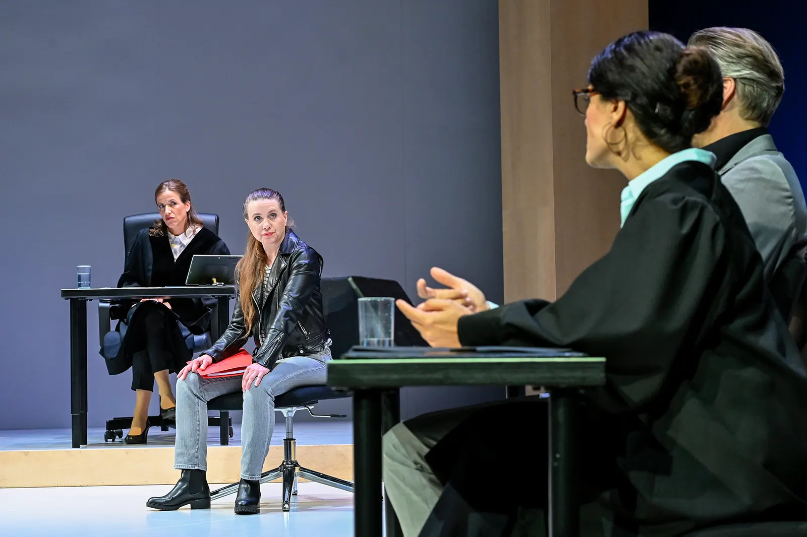 SIE SAGT. ER SAGT. Theaterstück von Ferdinand von Schirach Deutsche Erstaufführung Spielzeit 2024/2025 / Premiere: 13.6.2025 Maja Müller, Sabine Christiane Dotzer, Selda Falke, Ral…