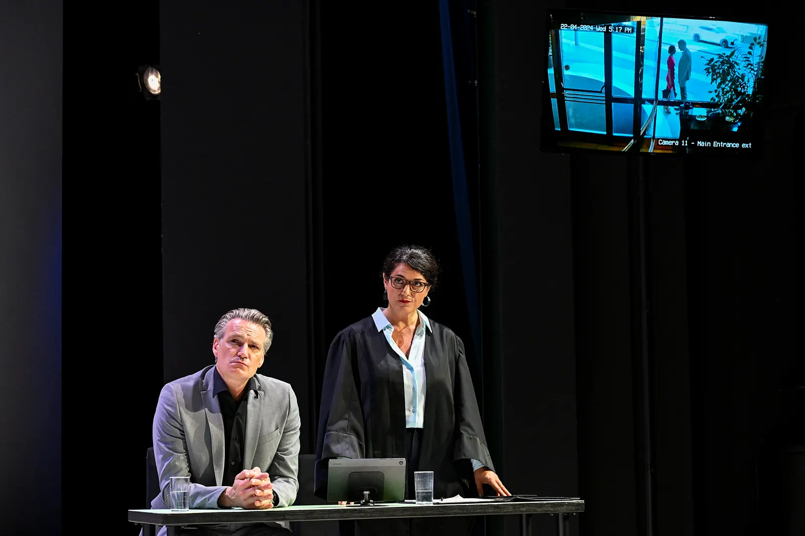 SIE SAGT. ER SAGT. Theaterstück von Ferdinand von Schirach Deutsche Erstaufführung Spielzeit 2024/2025 / Premiere: 13.6.2025 Ralf Stech, Selda Falke Foto: Tobias Metz