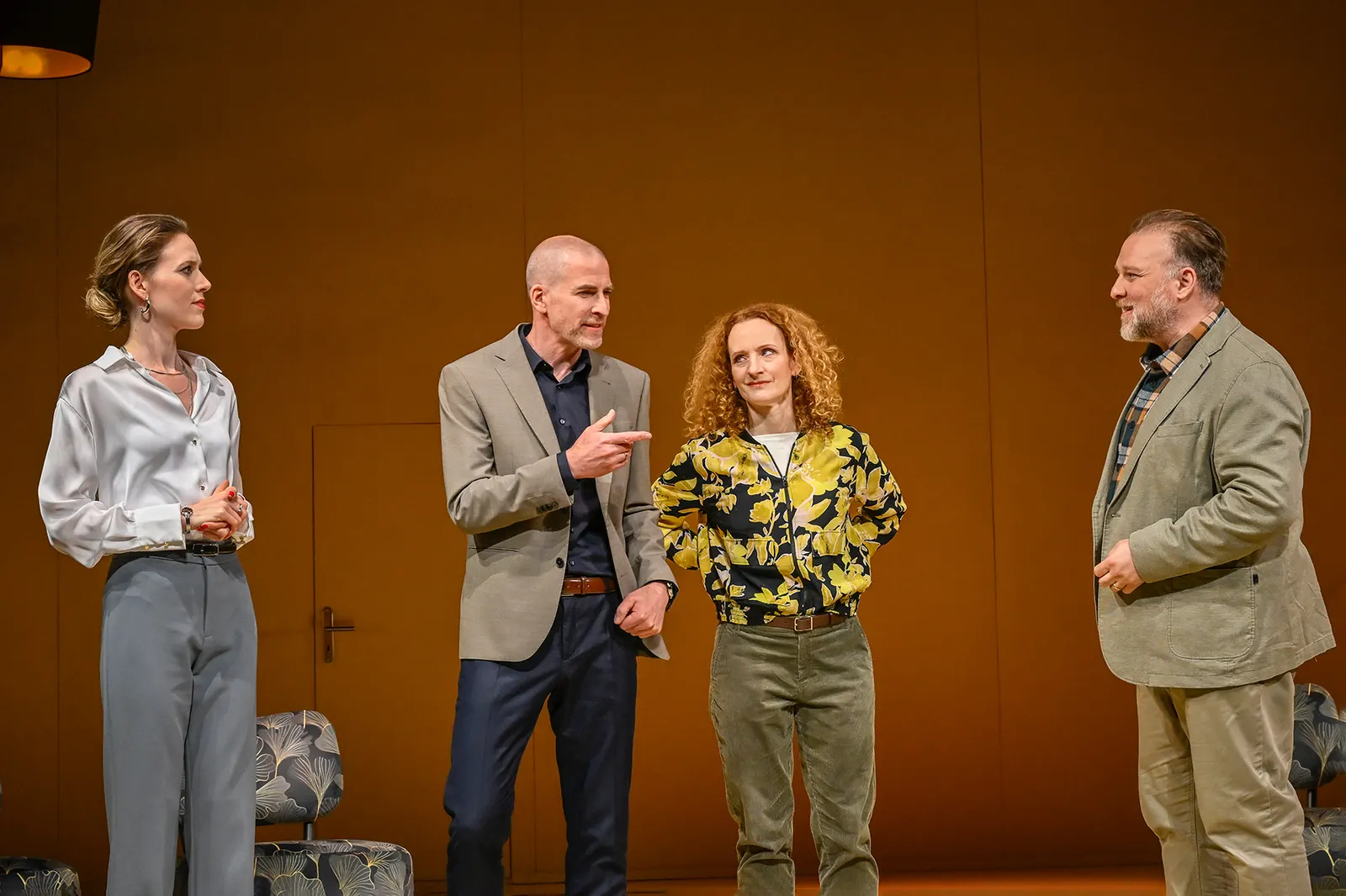 WUNDERHEILER Schauspiel von Lutz Hübner und Sarah Nemitz Auftragswerk für das Alte Schauspielhaus / Uraufführung Spielzeit 2024/2025 / Premiere: 2.5.2025 Barbro Viefhaus, Frederik …
