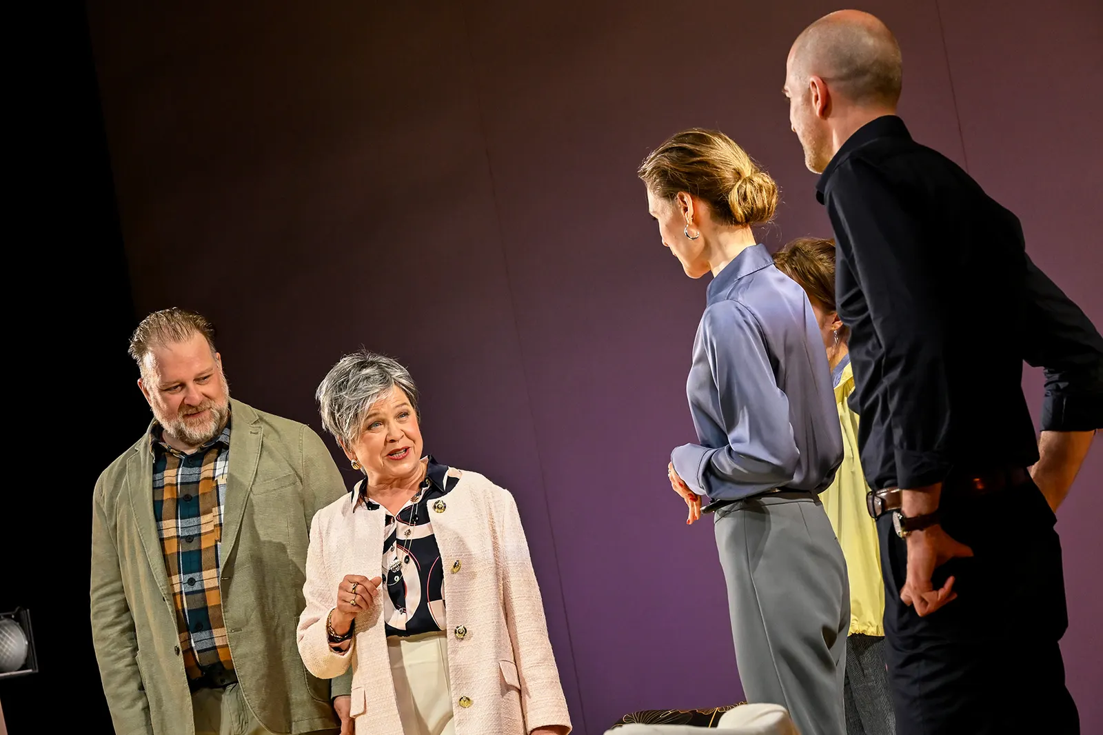 WUNDERHEILER Schauspiel von Lutz Hübner und Sarah Nemitz Auftragswerk für das Alte Schauspielhaus / Uraufführung Spielzeit 2024/2025 / Premiere: 2.5.2025 Antonio Lallo, Ursula Berl…