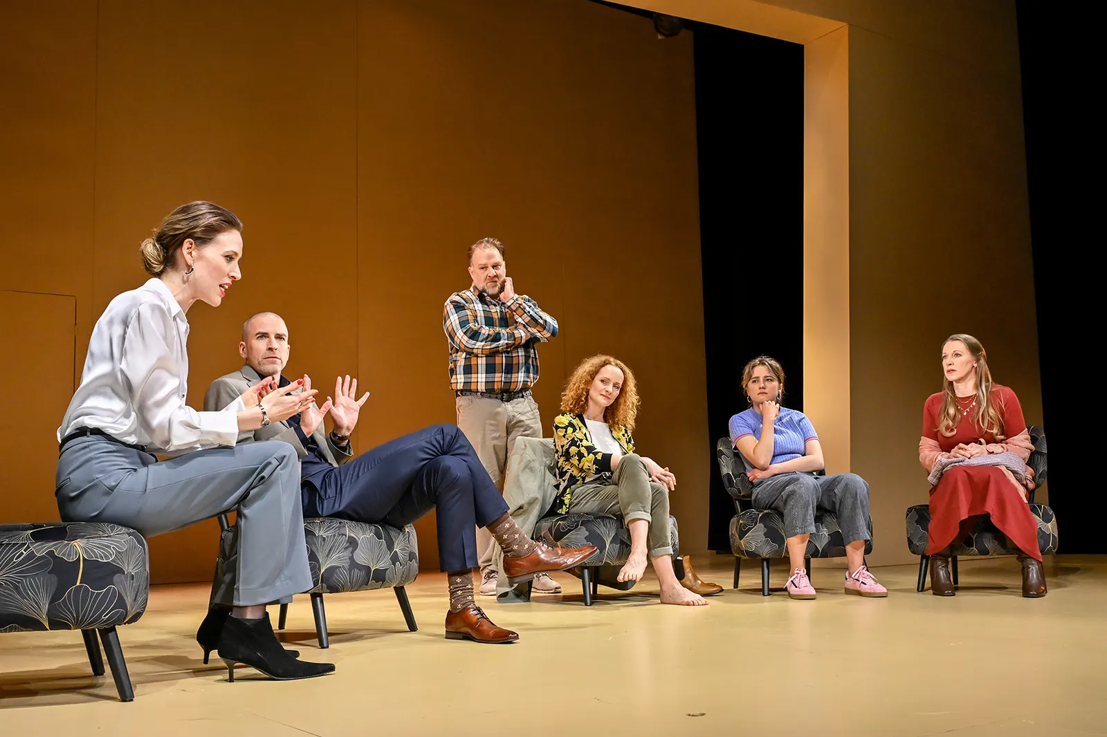 WUNDERHEILER Schauspiel von Lutz Hübner und Sarah Nemitz Auftragswerk für das Alte Schauspielhaus / Uraufführung Spielzeit 2024/2025 / Premiere: 2.5.2025 Barbro Viefhaus, Frederik …