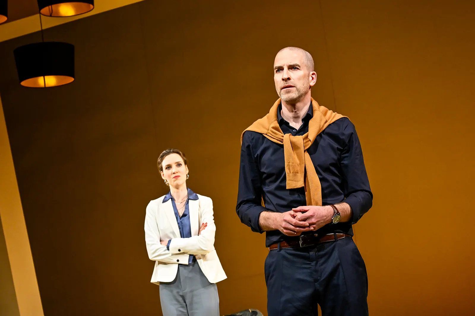 WUNDERHEILER Schauspiel von Lutz Hübner und Sarah Nemitz Auftragswerk für das Alte Schauspielhaus / Uraufführung Spielzeit 2024/2025 / Premiere: 2.5.2025 Barbro Viefhaus, Frederik …