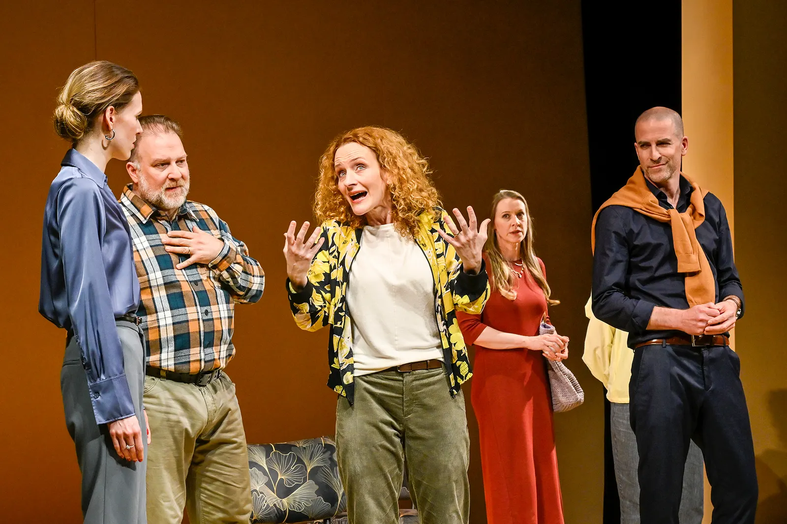 WUNDERHEILER Schauspiel von Lutz Hübner und Sarah Nemitz Auftragswerk für das Alte Schauspielhaus / Uraufführung Spielzeit 2024/2025 / Premiere: 2.5.2025 Barbro Viefhaus, Antonio L…