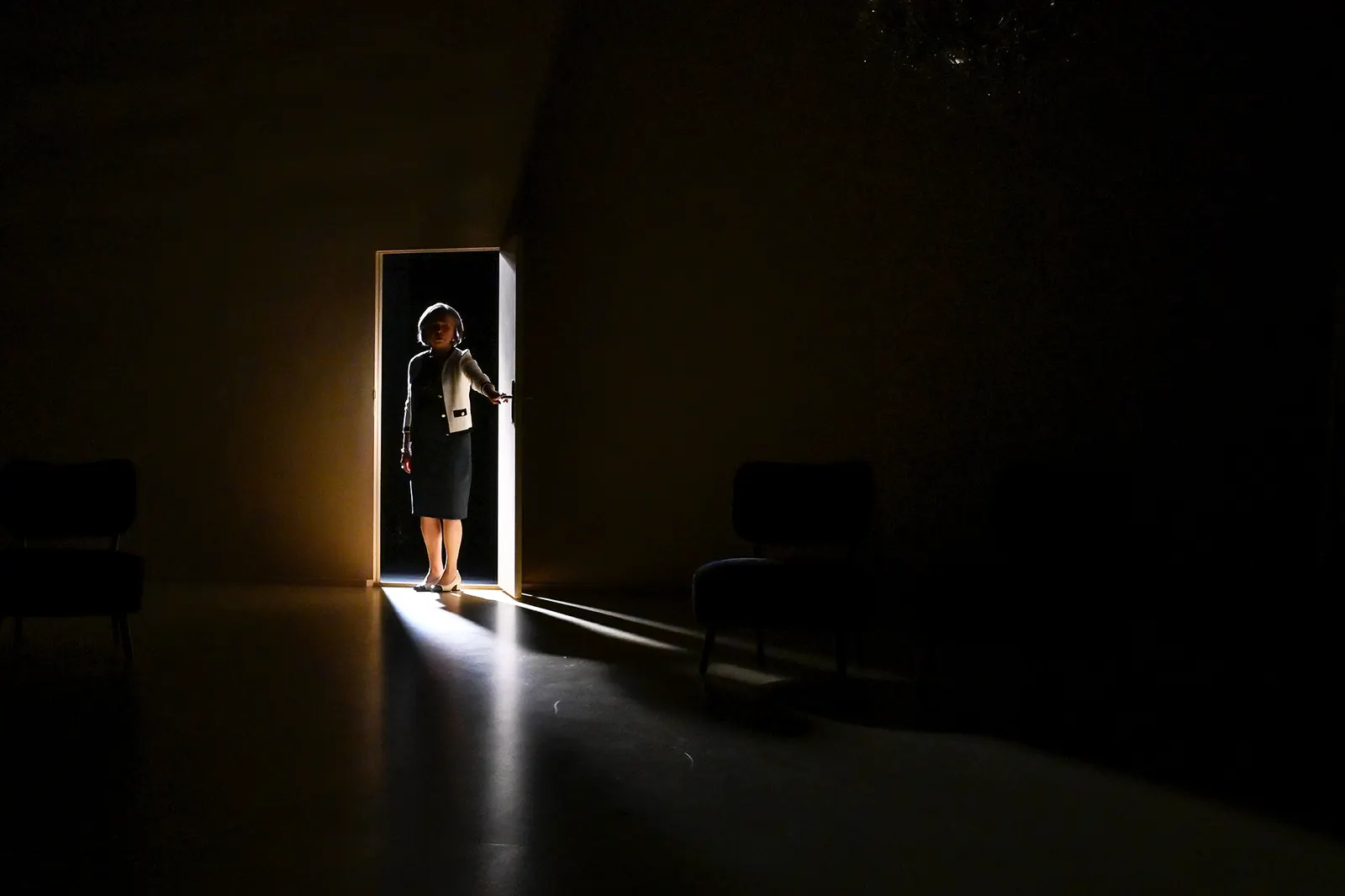 WUNDERHEILER Schauspiel von Lutz Hübner und Sarah Nemitz Auftragswerk für das Alte Schauspielhaus / Uraufführung Spielzeit 2024/2025 / Premiere: 2.5.2025 Ursula Berlinghof Foto: To…