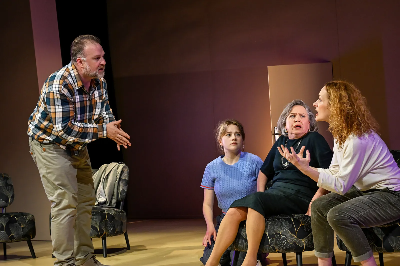 WUNDERHEILER Schauspiel von Lutz Hübner und Sarah Nemitz Auftragswerk für das Alte Schauspielhaus / Uraufführung Spielzeit 2024/2025 / Premiere: 2.5.2025 Antonio Lallo, Marie Schrö…