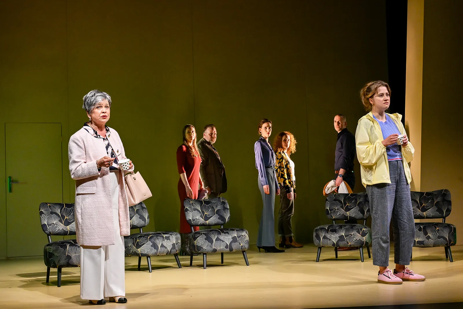 WUNDERHEILER Schauspiel von Lutz Hübner und Sarah Nemitz Auftragswerk für das Alte Schauspielhaus / Uraufführung Spielzeit 2024/2025 / Premiere: 2.5.2025 Ursula Berlinghof, Bianca …