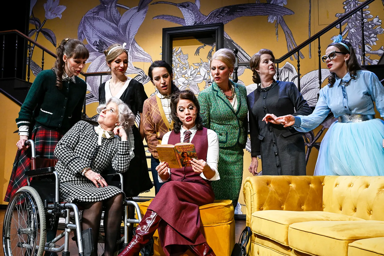DIE ACHT FRAUEN Kriminalkomödie von Robert Thomas mit Musik Spielzeit 2025/2026 / Premiere: 12.12.2025 Barbro Viefhaus, Sabine Bräuning, Hannah Rebekka Ehlers, Rosa Alice Abruscato…