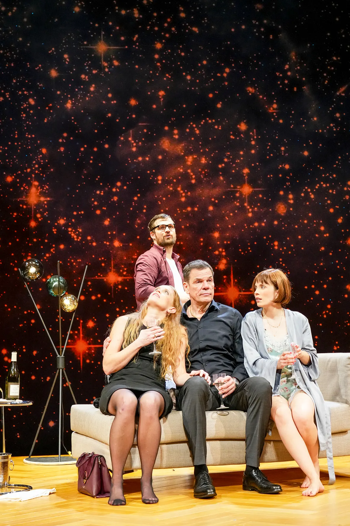DREI MAL LEBEN Schauspiel von Yasmina Reza Spielzeit 2023/2024 / Premiere: 27.10.2023 Stefanie Klimkait, Sebastian Volk, Wolfgang Seidenberg, Josepha Grünberg Foto: Tobias Metz