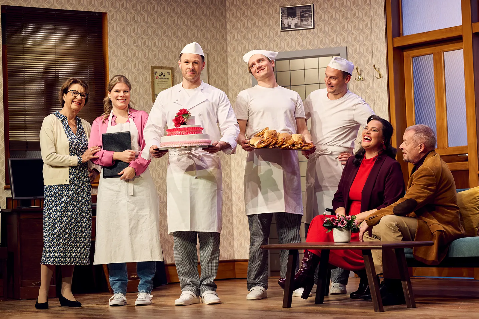 EIN MANN MIT CHARAKTER Komödie von Wilfried Wroost Bearbeitung von Axel Preuß, Schwäbisch von Monika Hirschle Spielzeit 2024/2025 / Premiere: 22.11.2024 v. links: Monika Hirschle, …